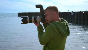 摄影师在海滨拍照24秒视频