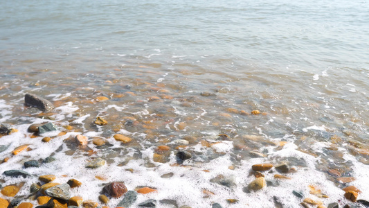 海浪拍打在鹅卵石上合集视频