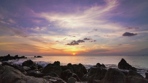 岩石海全景的海日落19秒视频