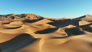 合集航拍内蒙古沙漠上汽车攀登沙峰跟拍4k素材47秒视频