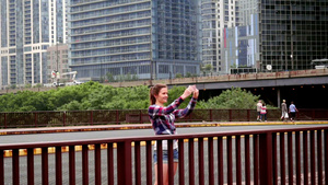 女人拍自在城市风景中拍自17秒视频