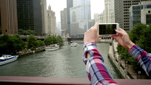 妇女拍摄商业城市风景妇女摄影城市摩天大楼18秒视频