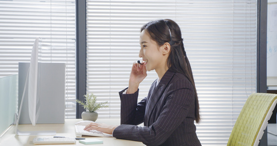 女性客服沟通视频