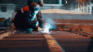 钢铁厂保护面罩中焊接金属结构的工人13秒视频