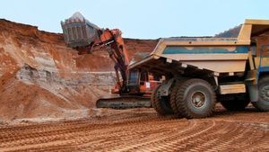 挖掘机将沙子装载到自卸车中履带式挖掘机挖土23秒视频