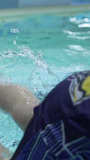 游泳教练帮助孩子练习动作亲子游泳45秒视频