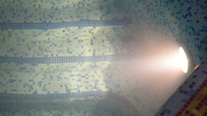 泳池夜间的水上照明游泳池马赛克中的水下照明6秒视频