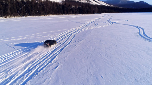 汽车飞驰在雪地上视频