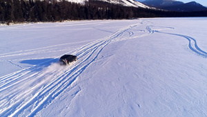 汽车飞驰在雪地上8秒视频
