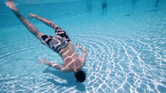 青少年在池水下潜游泳视频