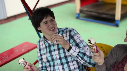 吃冰淇淋的摇摆小情侣玩得开心点视频