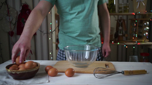 厨师打蛋把鸡成玻璃碗厨师做饭26秒视频
