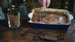 男人做蛋糕厨师为烤巧克力蛋糕准备面粉29秒视频