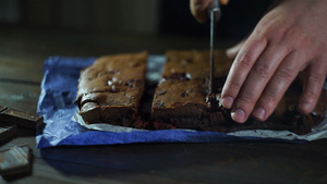 木制桌上的人切蛋糕厨房上做巧克力蛋糕30秒视频