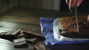 厨师在桌上切巧克力甜点蛋糕27秒视频