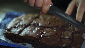 男性用手将巧克力蛋糕切成薄片把蛋糕切成块切蛋糕26秒视频