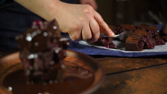 男人吃巧克力蛋糕布朗尼堆着巧克力在盘子里视频
