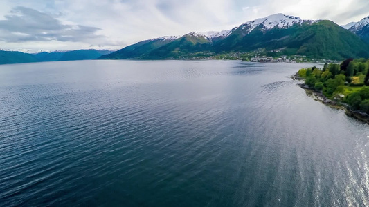 空中拍摄美丽湖和峡湾视频