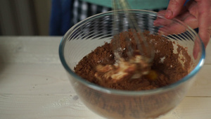 做蛋糕人手在玻璃碗里缓慢地挥动成份23秒视频