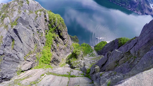 山脉下俯瞰拍摄自然风景6秒视频