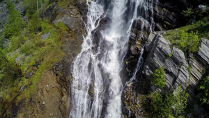 近景瀑布航拍自然27秒视频