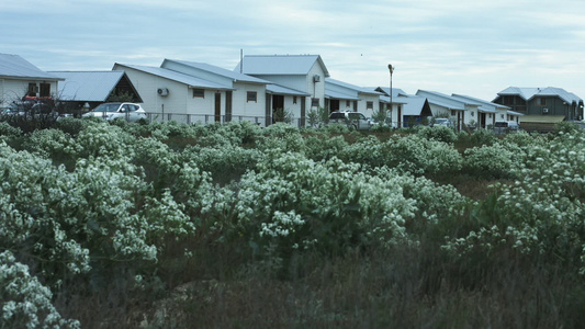 夏季休闲娱乐村现代住房[住房条件]视频