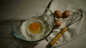 将蛋泡入玻璃碗生鸡蛋倒入面粉烘烤10秒视频