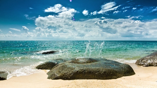 海浪在海滩附近的石头上视频