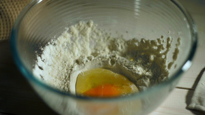 碗面粉和鸡蛋面团原料烹饪配料9秒视频