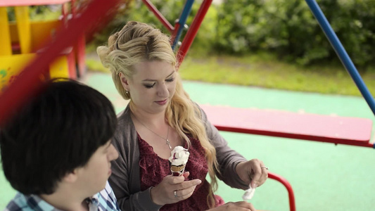 吃冰淇淋的摇摆小情侣玩得开心点视频