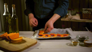 厨师把南瓜片放在烘烤盘上30秒视频