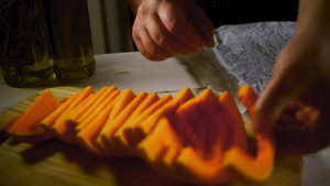 厨师把切南瓜放在烤盘上南瓜子准备蔬菜烹饪26秒视频
