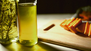 桌子上贴橄榄油瓶子健康食品南瓜片28秒视频