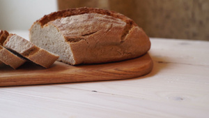 切板上的片面包、自制切片烘烤产品29秒视频