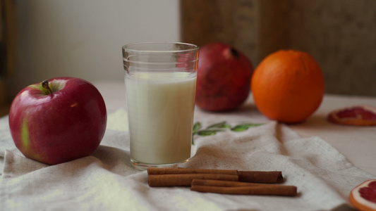 厨房桌上的水果和牛奶杯健康早餐新鲜苹果视频