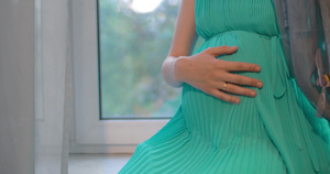 怀着肚子的怀孕妇女12秒视频