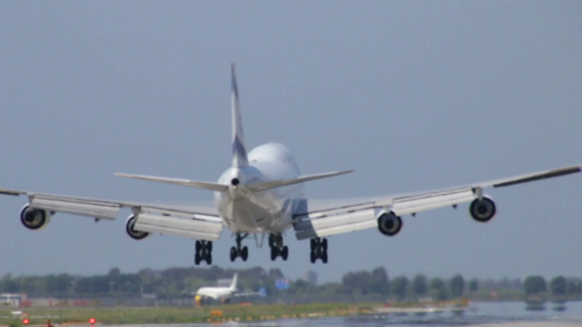 飞机波音在巴塞罗那机场降落视频