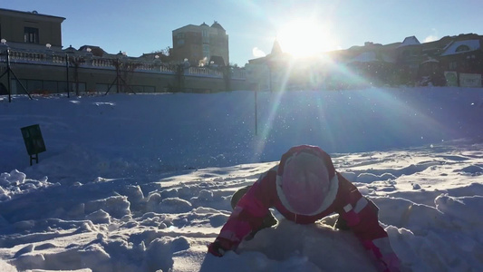 冬天小孩玩冬季滑稽游戏女孩在太阳天气下雪视频