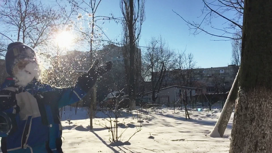 冬季男孩在空气中扔雪无忧虑的小孩玩雪视频