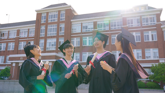 开心的毕业大学生视频