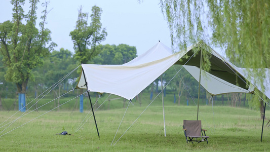 在野外草地上露营搭帐篷视频
