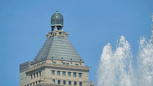 市中心大楼在喷泉水域16秒视频
