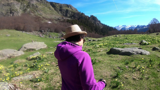在法国比利牛人路上的女远足者视频