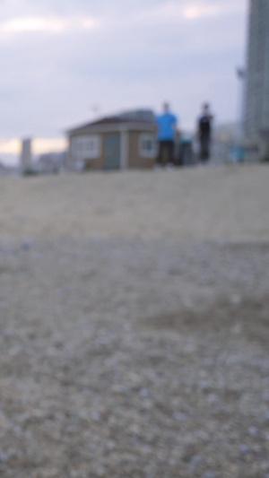 海边男青年白领苦恼漂泊流浪孤单孤身一人30秒视频