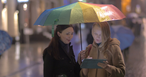 妇女们在雨天在街上聊天视频