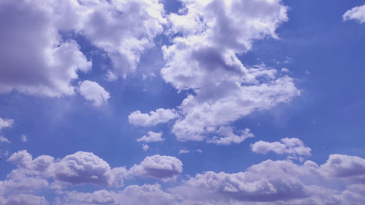 4k延时拍摄蓝色的天空中云卷云舒白云川流不息视频[慢动作]视频