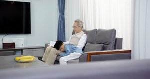沙发上小孩躺在爷爷腿上睡觉36秒视频