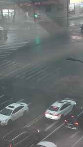 透过玻璃拍下雨天的街道城市交通视频