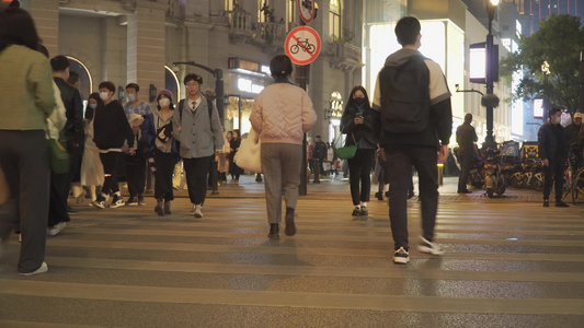 武汉江汉路夜景步行街商业街行人逛街购物视频