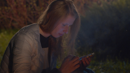 在森林里有智能手机的女人视频